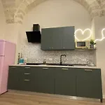 Quiet And Stylish - Center, Minutes To Station Apartman